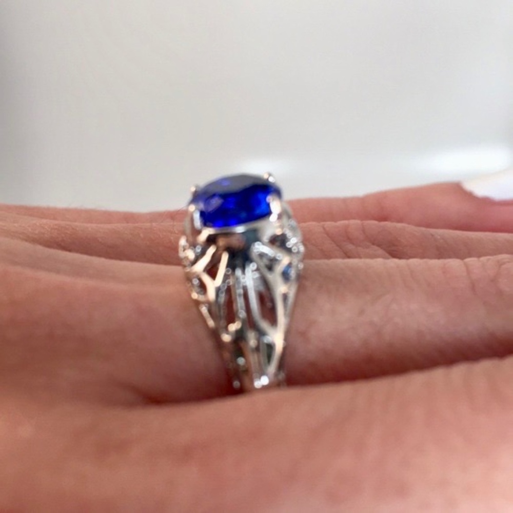Stunning Blue Sapphire Ring in Silvertone Size 8 - Picture 5 of 5
